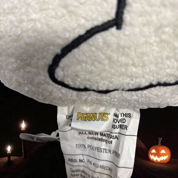 Peanuts Snoopy Dracula Red Cape Pillow Sherpa Halloween NWT - Picture 5 of 5